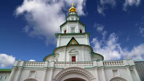 Auferstehungskloster-gegen-den-Himmel-ist-ein-großes-Kloster-der-Russisch-Orthodoxen-Kirche-in-der-Region-Moskau,-Russland