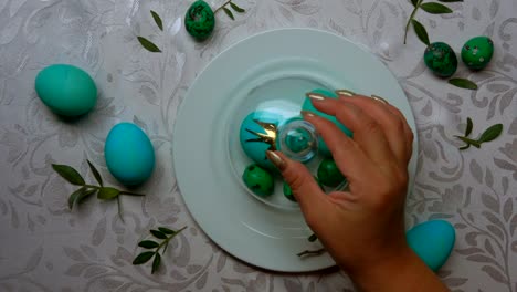 Hand-removes-a-glass-dome-from-a-plate-with-eggs