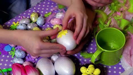 Family-decorate-Easter-decoration-egg