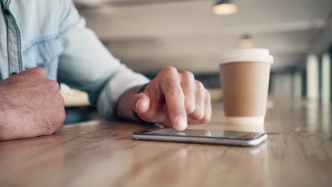 Blogger-Text-Messaging-Over-Mobile-Phone-On-Table