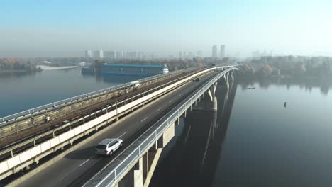 Luftaufnahme-der-Brücke-Metro-mit-U-Bahn-Zug