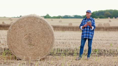 Moderne-Landwirtschaft.-Die-Liebe-zur-Landwirtschaft.-Landwirt-mit-digitalem-Tablet-bei-der-Prüfung-von-Bauernhof