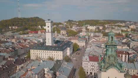 Aerial-City-Lwiw,-Ukraine.-European-City.-Beliebte-Stadtteile.-das-Rathaus