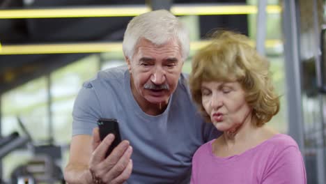 Pensioners-with-Smartphone-in-Gym