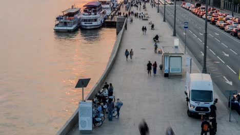 puesta-de-sol,-vistas-de-la-ciudad-y-el-movimiento-de-embarcaciones-de-recreo-en-el-río-Moscú,-lapso-de-tiempo