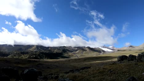 Timelapse-desfiladeros-acantilados-con-sombras-en-movimiento-cielo