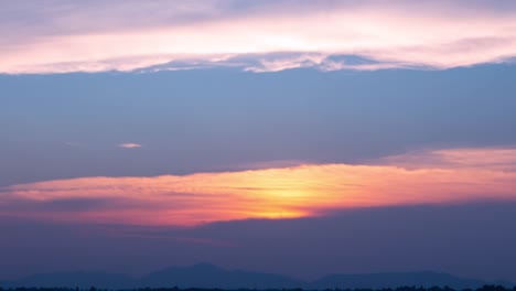 Lapso-de-tiempo-de-fondo-natural.-Intervalo-de-tiempo-del-atardecer.-El-movimiento-de-nubes-y-sol.