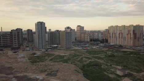 Vista-aérea-de-la-zona-con-nuevos-apartamentos-residenciales-en-la-noche-al-atardecer.-Paisaje-urbano.-La-construcción-de-una-gran-cantidad-de-edificios-de-apartamentos-refleja-las-tendencias-de-la-urbanización