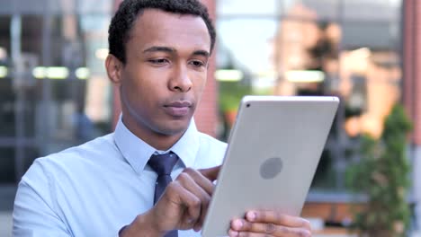 Afrikanischer-Geschäftsmann-nutzt-Tablet-Outdoor