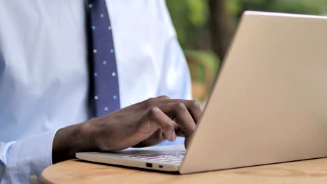 Afrikanischer-Geschäftsmann-Hands-Typisierung-auf-Laptop