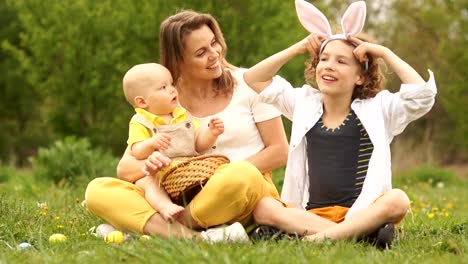 Schöne-Familie-umarmt-im-Park-bei-einem-Picknick.