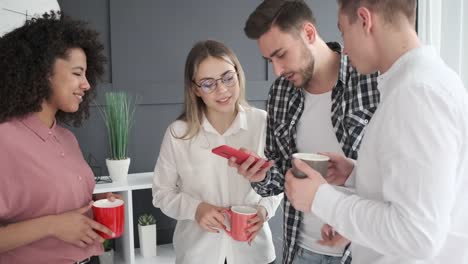 Business-team-using-mobile-phone-at-coffee-break