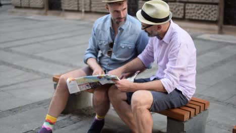 Pareja-gay-explorando-una-ciudad-en-Europa