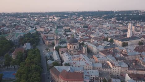 Ciudad-aérea-de-Lviv,-Ucrania.-Ciudad-Europea.-Zonas-populares-de-la-ciudad.-Ayuntamiento