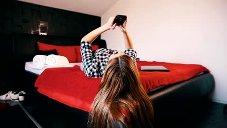 Frau-SMS-Nachrichten-auf-dem-Bett.