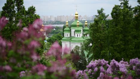 Primavera-Kiev-panorama-después-de-la-iglesia-de-la-lluvia-floreciendo-lila-Ucrania-4k-vídeo