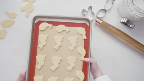 Ungebackene-Osterzuckerplätzchen-zum-Backen-auf-einem-Backblech.