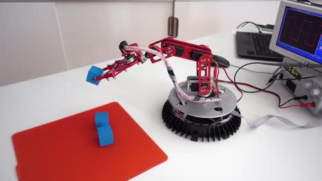 Industrial-robot-model.-Experiment-with-intelligent-manipulator.