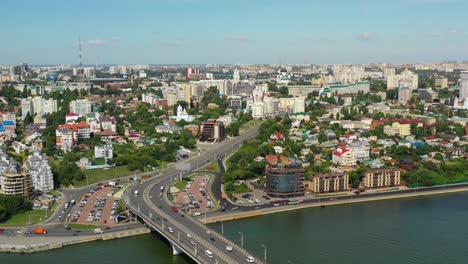 Vista-aérea-del-puente-Chernavsky,-río-y-edificios-residenciales