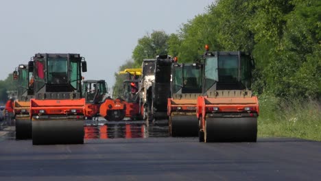 Road-Roller-verdichtet-den-Asphalt