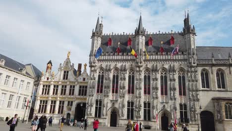 Vista-del-Palacio-Gruuthuse.-La-zona-está-más-lejos-por-el-palacio.-Los-turistas-caminan.