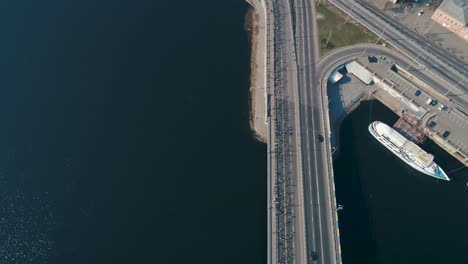 Marathon-running-on-the-bridge.-Wide-shot