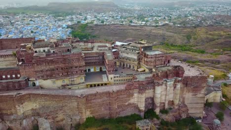 The-Blue-City-and-Mehrangarh-Fort-in-Jodhpur.-Rajasthan,-India