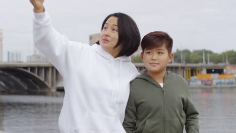 Sportliche-asiatische-Mutter-und-Sohn-Aufnahme-Video-für-Vlog-mit-Smartphone