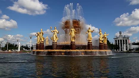 Brunnen-Freundschaft-der-Nationen(1951-54,-Das-Projekt-des-Brunnens-von-den-Architekten-K.-Topuridze-und-G.-Konstantinovsky)----VDNKH-(All-Russland-Exhibition-Centre),-Moskau,-Russland