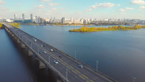 El-puente-sobre-el-río-Dnieper,-Kiev,-Ucrania