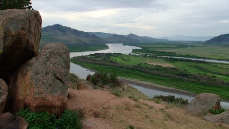 Sommer,-Tag,-Blick-vom-Hügel-über-den-Fluss-mit-einem-Felsen-im-Vordergrund