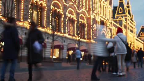 Personas-caminando-en-la-plaza-en-la-víspera-de-NY