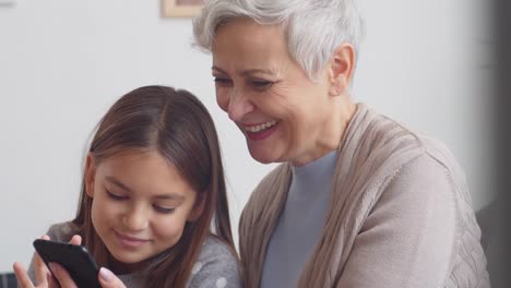 Niño-ayudando-a-la-abuela-Masterizando-Smartphone