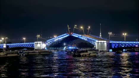 Zeitraffer-der-beweglichen-Brücke-in-der-Nacht-in-Sankt-Petersburg,-berühmte-Palastbrücke