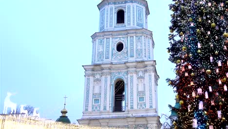 Arbol-de-Navidad-cerca-de-la-catedral-de-Santa-Sofía.-Kiev