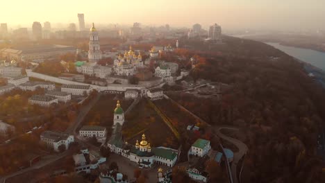 Panorama-de-Kiev-cerca-de-Kiev-Pechersk-Lavra,-puesta-de-sol