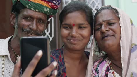 Traditionelle-indische-Rajasthani-Familien-Lifestyle-in-ethnischen-Kostümen