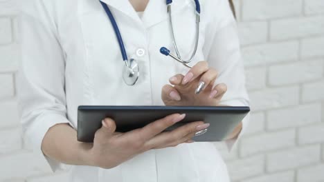 Female-doctor-with-a-tablet.