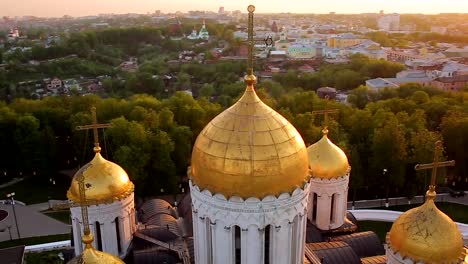 Kuppeln-der-die-Himmelfahrts-Kathedrale-in-Wladimir,-Russland,-Luftaufnahme