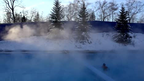 unterirdischen-heißen-Thermalquelle-Freibad-Wasser-verdunstet-die-Feuchtigkeit-und-gibt-Wärme-frostigen-Wintertag