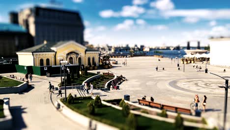 Blick-auf-den-Post-Platz-in-Kiew.-Menschen-sind-umher.-Zeitraffer-mit-Tilt-Shift-Effekt.