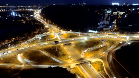 Hyperlapse-timelapse-de-tráfico-de-la-ciudad-de-noche.-Kiev,-Ucrania.-vista-aérea-vertical.