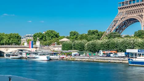 Der-Eiffel-Turm-Zeitraffer-vom-Damm-am-Fluss-Seine-in-Paris