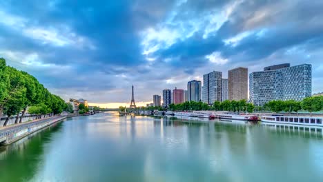 Eiffelturm-Sonnenaufgang-Zeitraffer-mit-Booten-am-Seineufer-und-in-Paris,-Frankreich