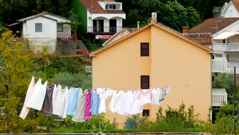 verschiedene-farbige-Wäsche-trocknen-draußen-auf-dem-Dach