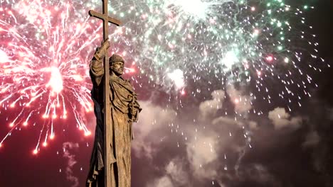 Vista-del-monumento-ot-Vladimir-Lenin-(1985,-Kerbel-del-escultor-y-arquitecto-Makarevich)-y-fuegos-artificiales,-Moscú-Centro-ciudad-(Plaza-de-Kaluga),-Rusia.-Conocido-punto-de-referencia