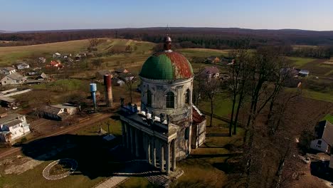 Luftaufnahme-der-wunderbaren-katholische-Kirche,