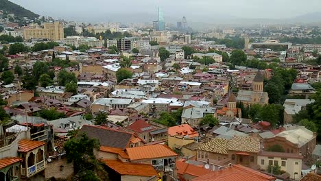 Sameba-Kathedrale-der-georgisch-orthodoxen-Kirche-erhebt-sich-über-Häuser-in-Tiflis