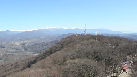 Blick-auf-die-Stadt-Sotschi-und-seine-Umgebung-vom-Berg-Əmirov,-Krasnodarskiy-Kray,-Russland