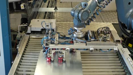 Roboterarm-in-einer-Metallfabrik-holt-Metallplatten